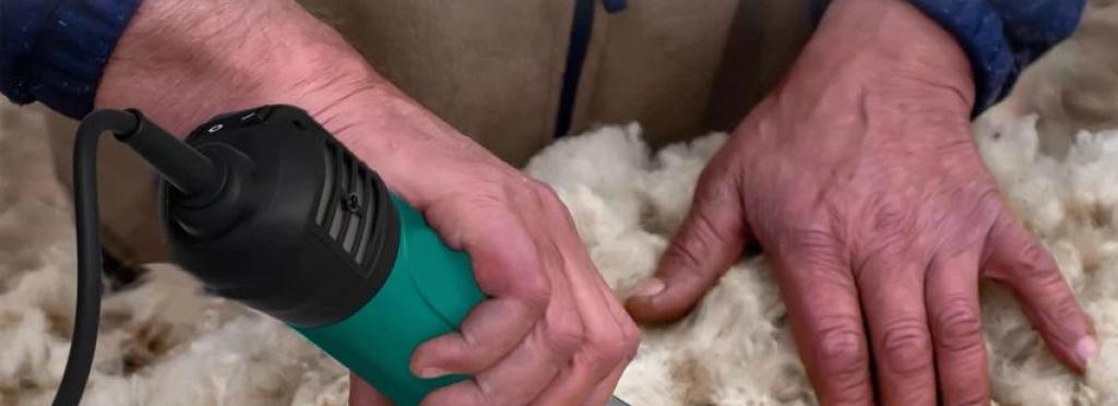  VGR V-816 Professional Sheep and Goat Wool Shearing Clipper - High-Performance Animal Care Tool in Green