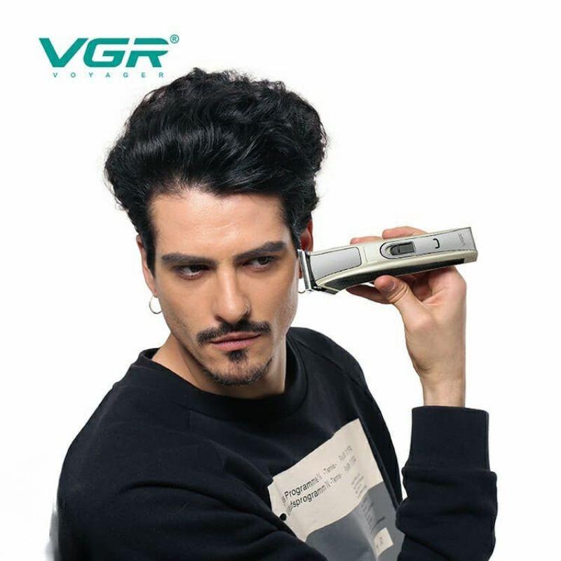 V-211 - Professional Electric Hair Clipper for Men by VGR, Rechargeable, with 4 Combs — image 4