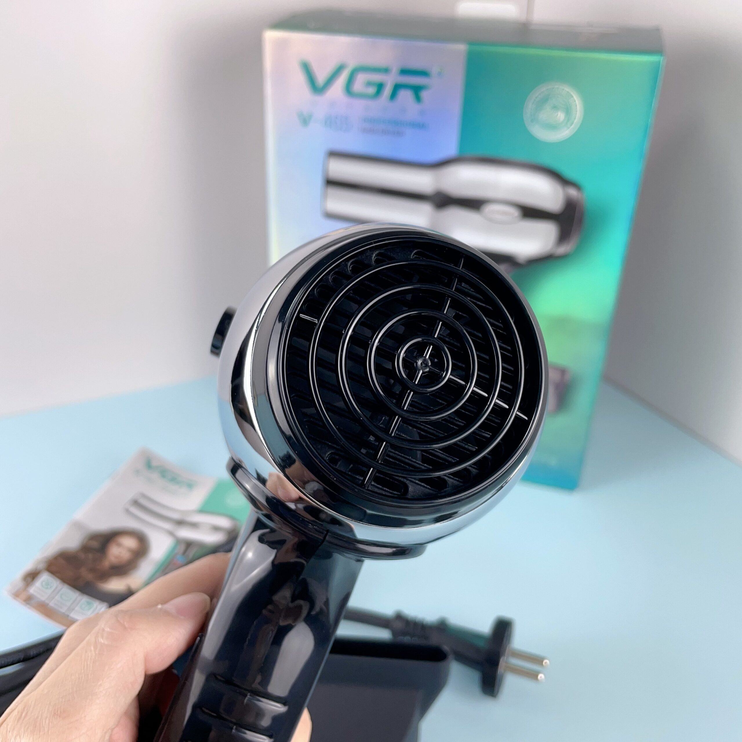مجفف شعر VGR احترافي V-465 - قوة 2400 واط (أداء فعال)، 3 إعدادات حرارة، سرعتين، زر هواء بارد، تصميم معدني أسود أنيق