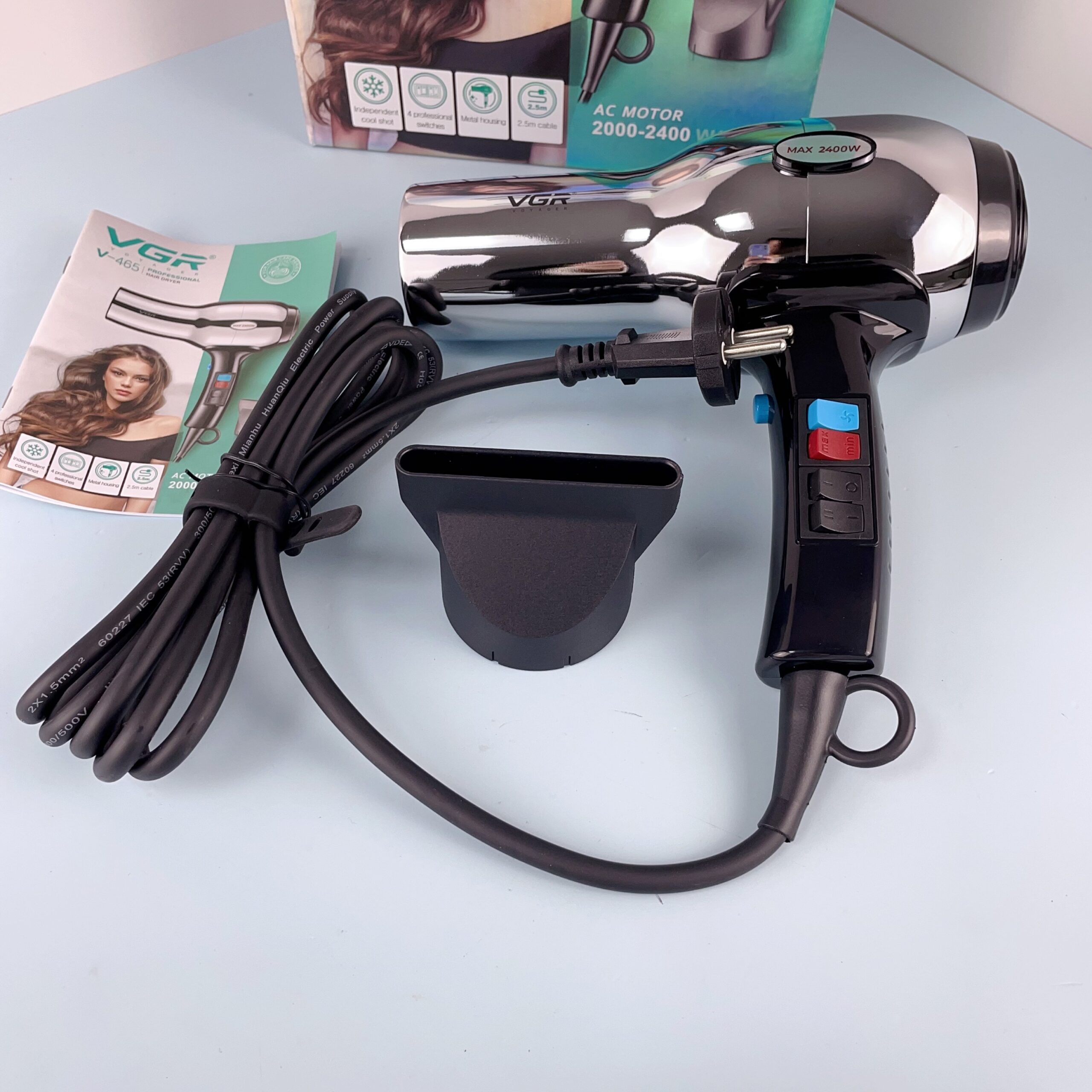 مجفف شعر VGR احترافي V-465 - قوة 2400 واط (أداء فعال)، 3 إعدادات حرارة، سرعتين، زر هواء بارد، تصميم معدني أسود أنيق