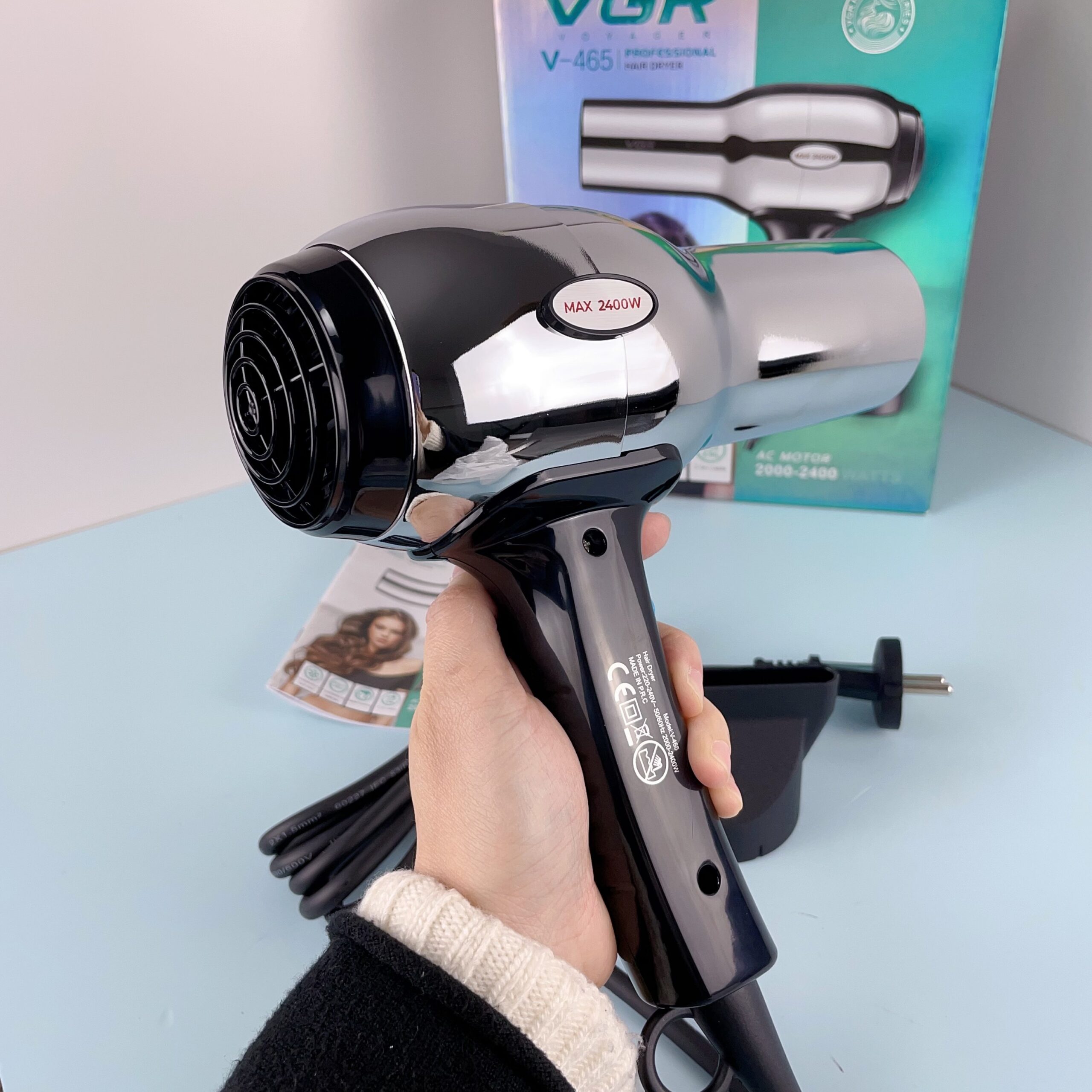 VGR professional hair dryer V-465 - 2400 watt power (effective performance), 3 heat settings, 2 speeds, cool air button, sleek black metallic design