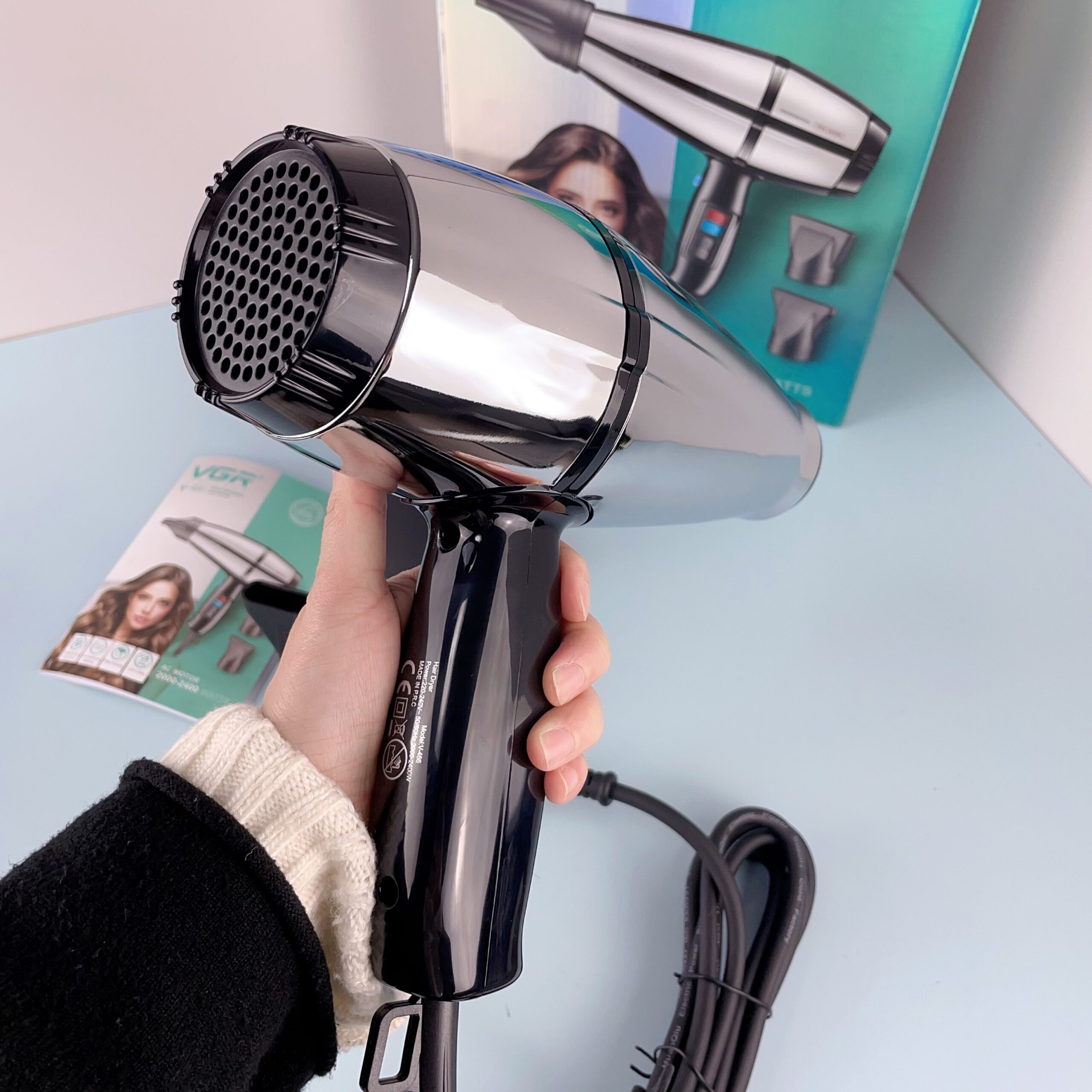 VGR 466 ionic professional hair dryer - 2400 watts, 3 heat/2 speeds, brass copper AC motor, metallic design, 2 concentrator nozzles, nano ionic technology