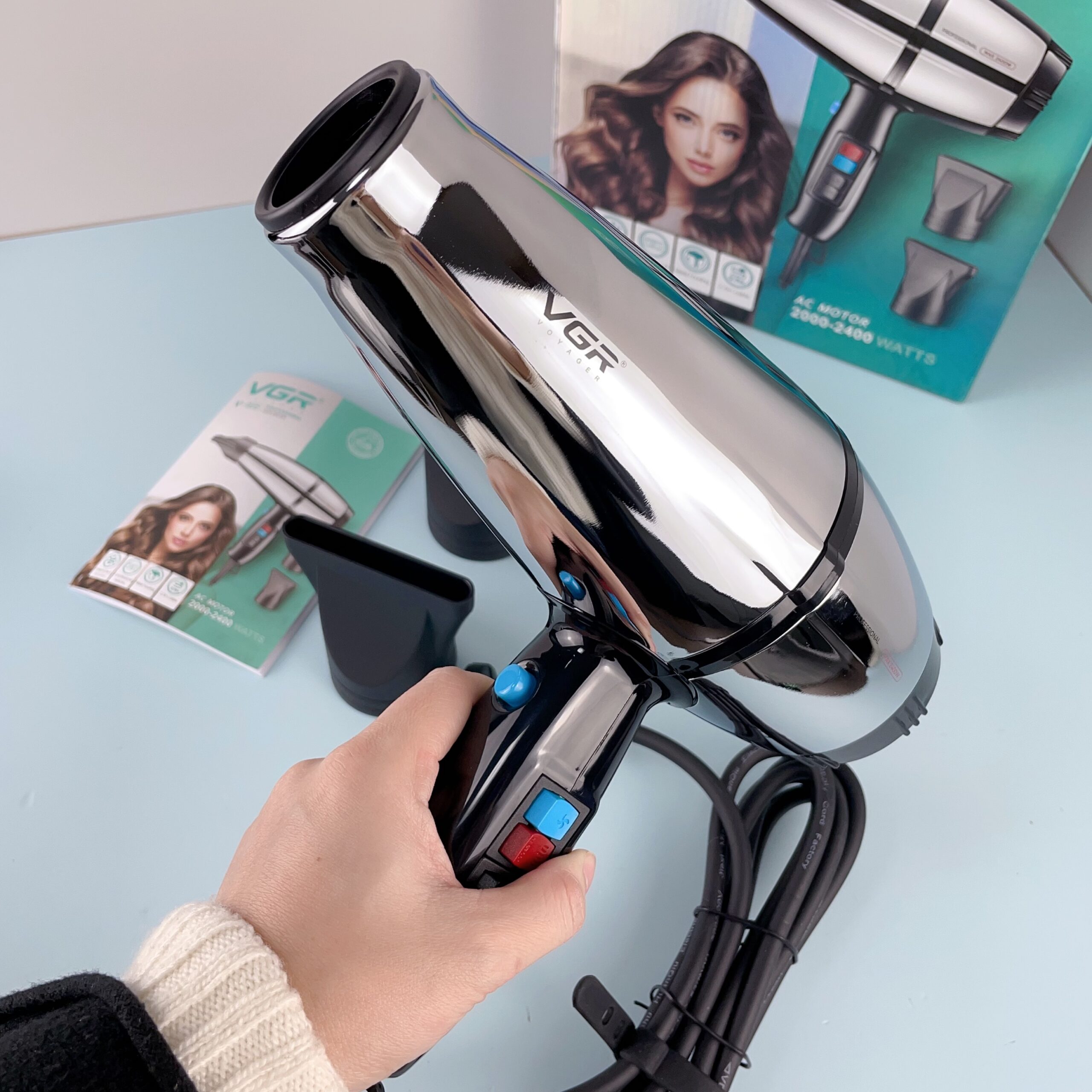 استشوار VGR 466 أيوني احترافي - 2400 واط، 3 حرارة/سرعتين، محرك AC نحاسي، تصميم معدني، 2 فوهة مكثفة، تقنية النانو أيونيك
