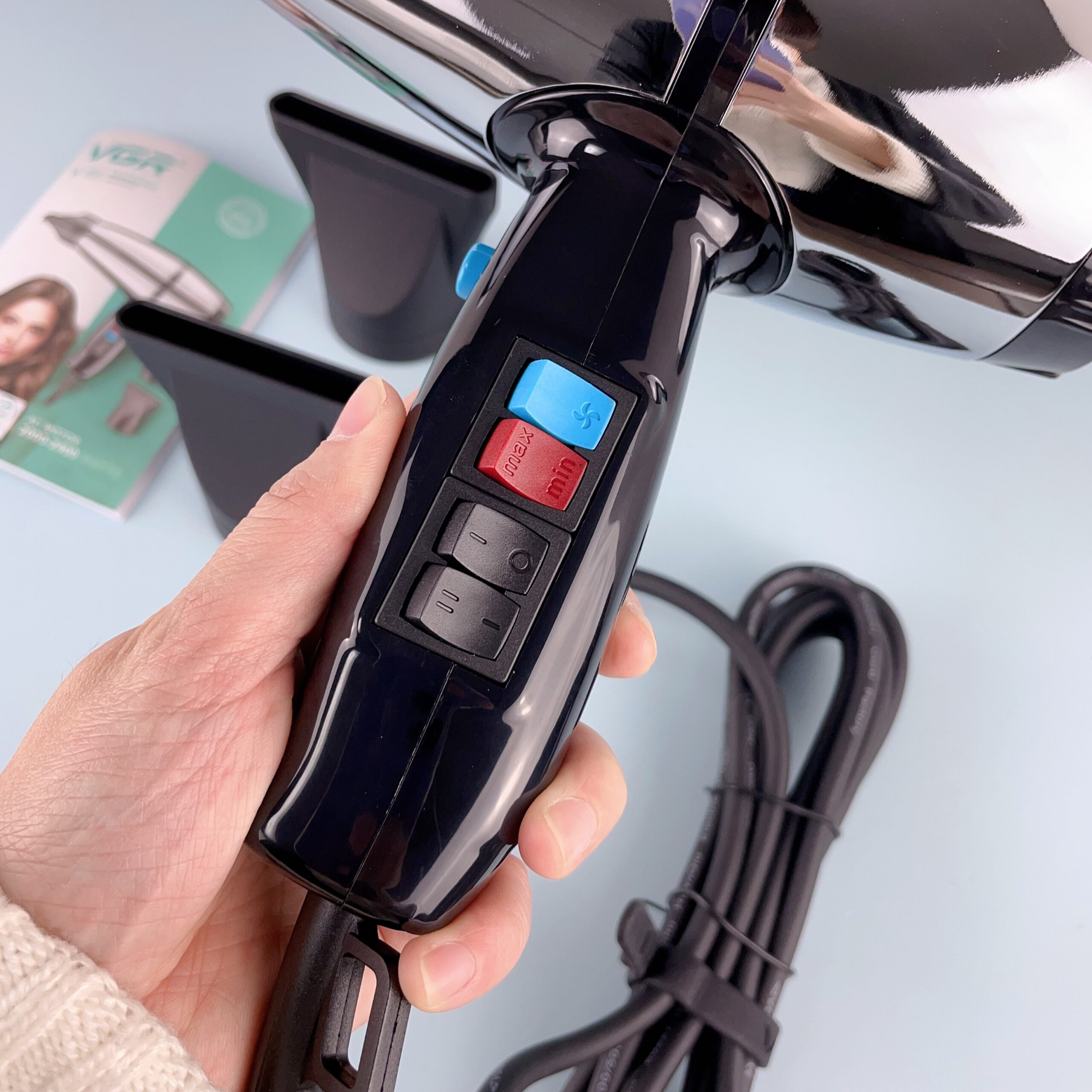 استشوار VGR 466 أيوني احترافي - 2400 واط، 3 حرارة/سرعتين، محرك AC نحاسي، تصميم معدني، 2 فوهة مكثفة، تقنية النانو أيونيك