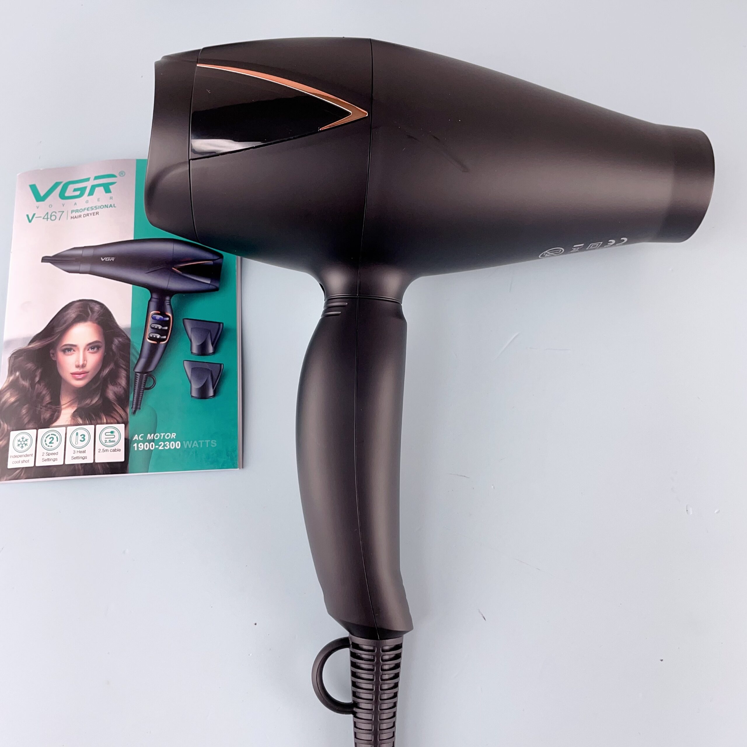 استشوار VGR 467 الاحترافي - محرك DC هادئ، 2 حرارة/زر تبريد، فوهة قابلة للفصل، حماية من الحرارة الزائدة، تصميم فريد
