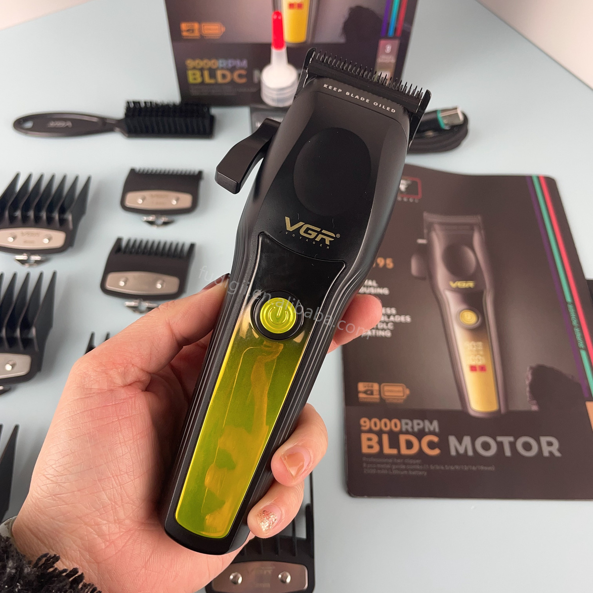 ماكينة حلاقة VGR V-195 الاحترافية بمحرك BLDC - شفرات DLC، 8 أمشاط معدنية، شاشة LED ذكية، بطارية 250 دقيقة
