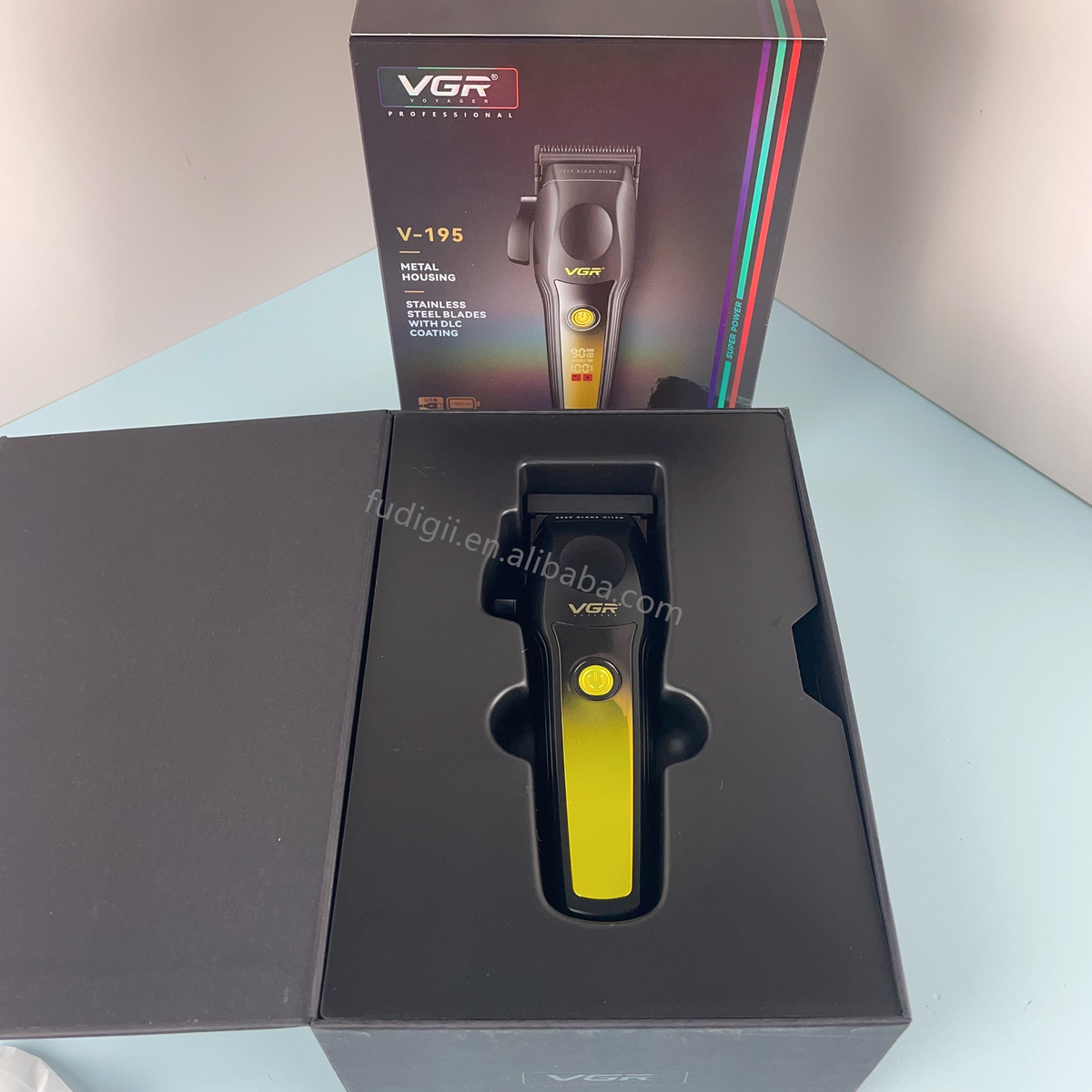 ماكينة حلاقة VGR V-195 الاحترافية بمحرك BLDC - شفرات DLC، 8 أمشاط معدنية، شاشة LED ذكية، بطارية 250 دقيقة