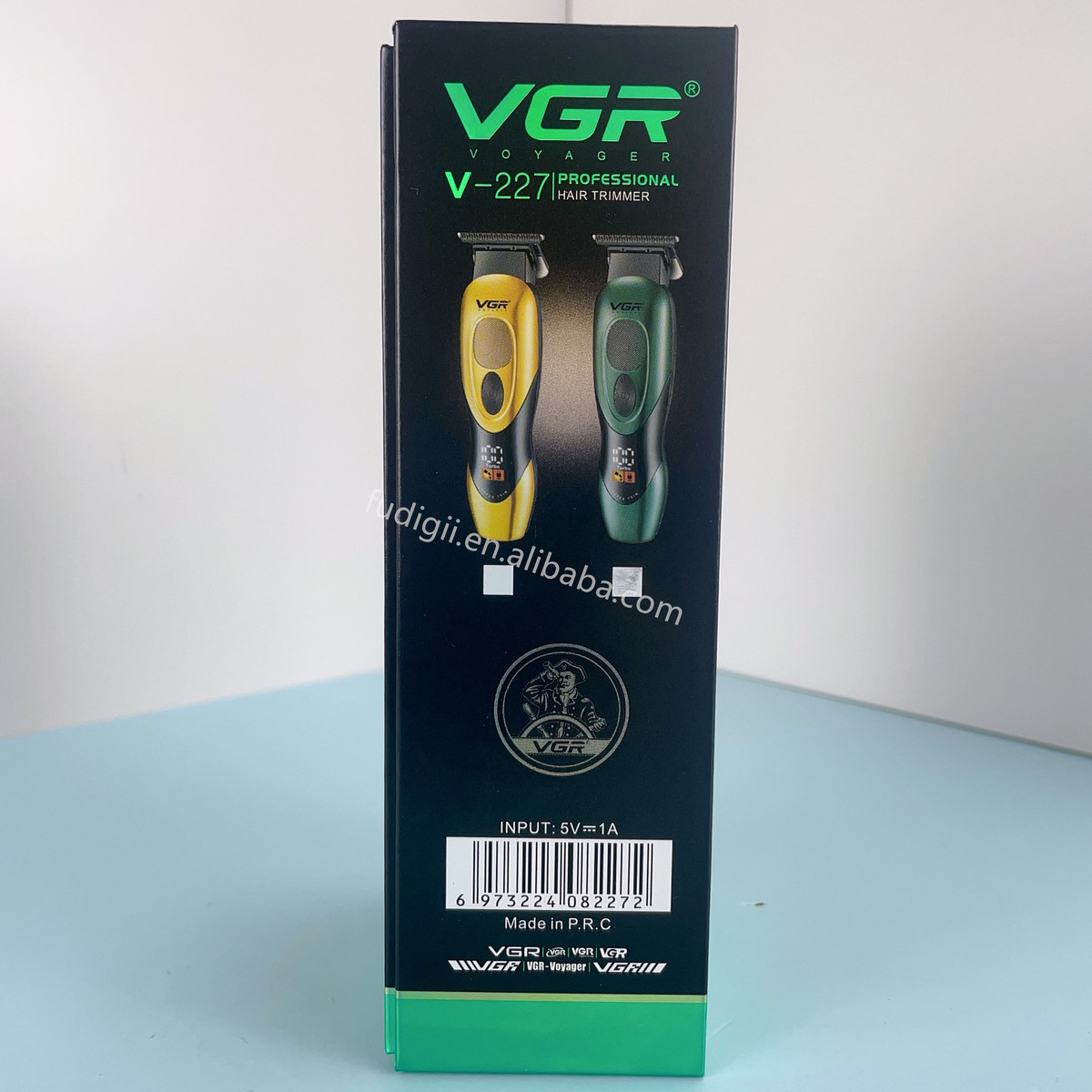 ماكينة قص الشعر VGR V-227 الاحترافية - لاسلكية بشفرات ستانلس ستيل وتيتانيوم، شحن USB، طول قص متغير