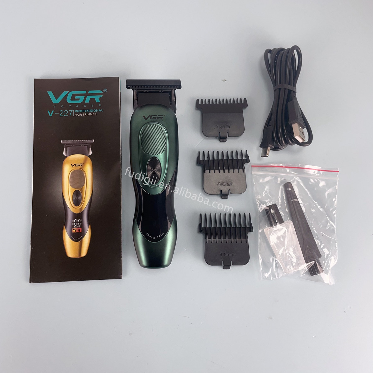 ماكينة قص الشعر VGR V-227 الاحترافية - لاسلكية بشفرات ستانلس ستيل وتيتانيوم، شحن USB، طول قص متغير