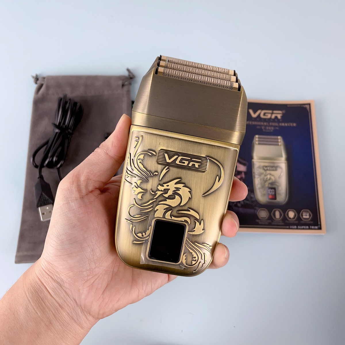ماكينة حلاقة VGR V-349 الذهبية للرجال - لاسلكية بتقنية القطع برقائق التيتانيوم الثلاثية، شاشة LED، تصميم مريح