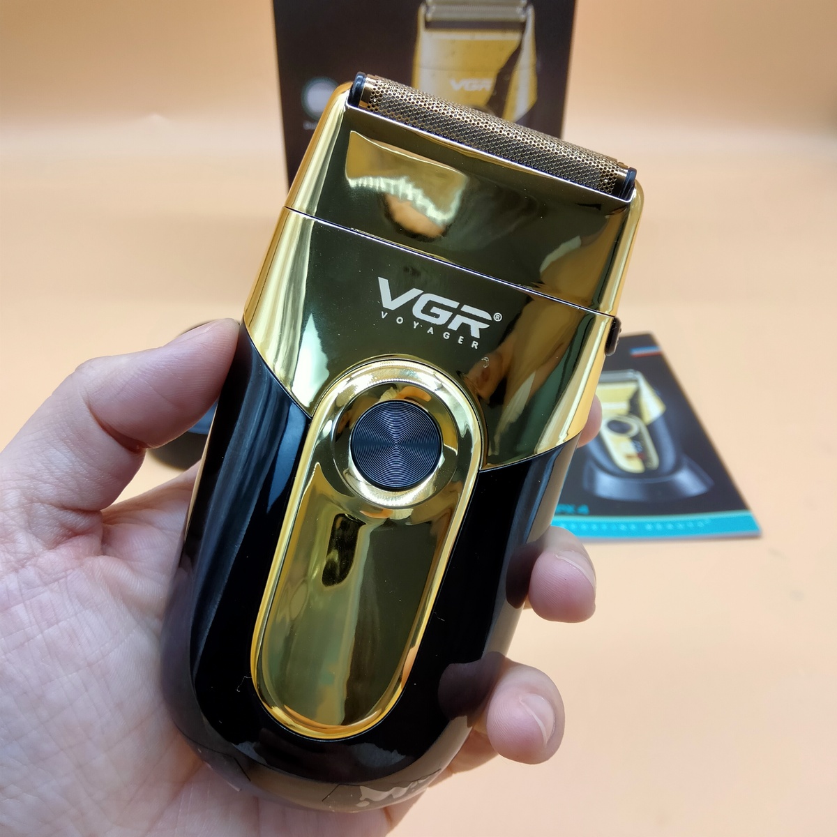 ماكينة حلاقة VGR V-383 الرجالية - احترافية، شفرة ستانلس 0.02 مم، 3 سرعات، مقاومة للماء IPX4، شاشة LED