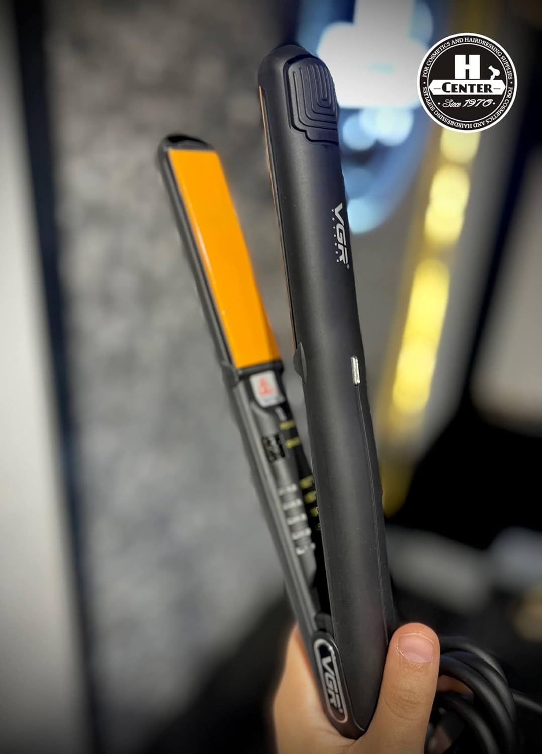 مكواة فرد شعر VGR V-501 الاحترافية - سيراميك، تسخين فائق 1080°F، تحكم حراري رقمي، تصميم أنيق مع حقيبة جلدية