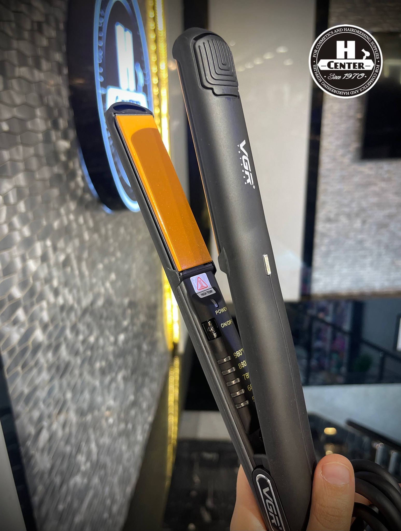 مكواة فرد شعر VGR V-501 الاحترافية - سيراميك، تسخين فائق 1080°F، تحكم حراري رقمي، تصميم أنيق مع حقيبة جلدية فاخرة