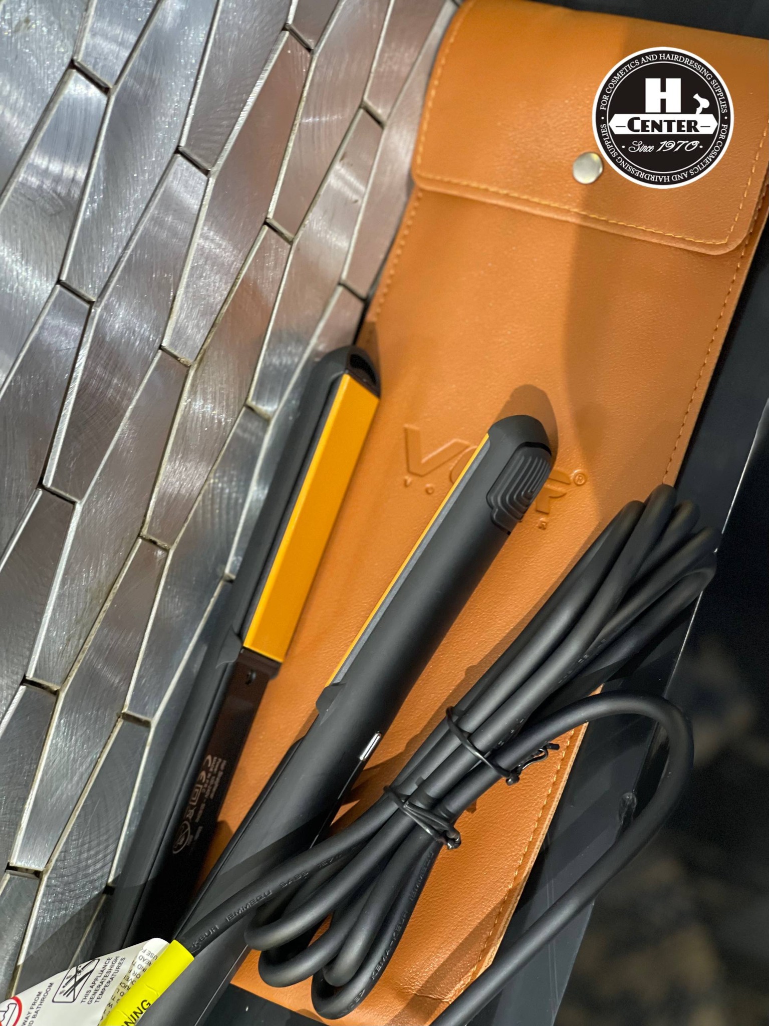 مكواة فرد شعر VGR V-501 الاحترافية - سيراميك، تسخين فائق 1080°F، تحكم حراري رقمي، تصميم أنيق مع حقيبة جلدية فاخرة