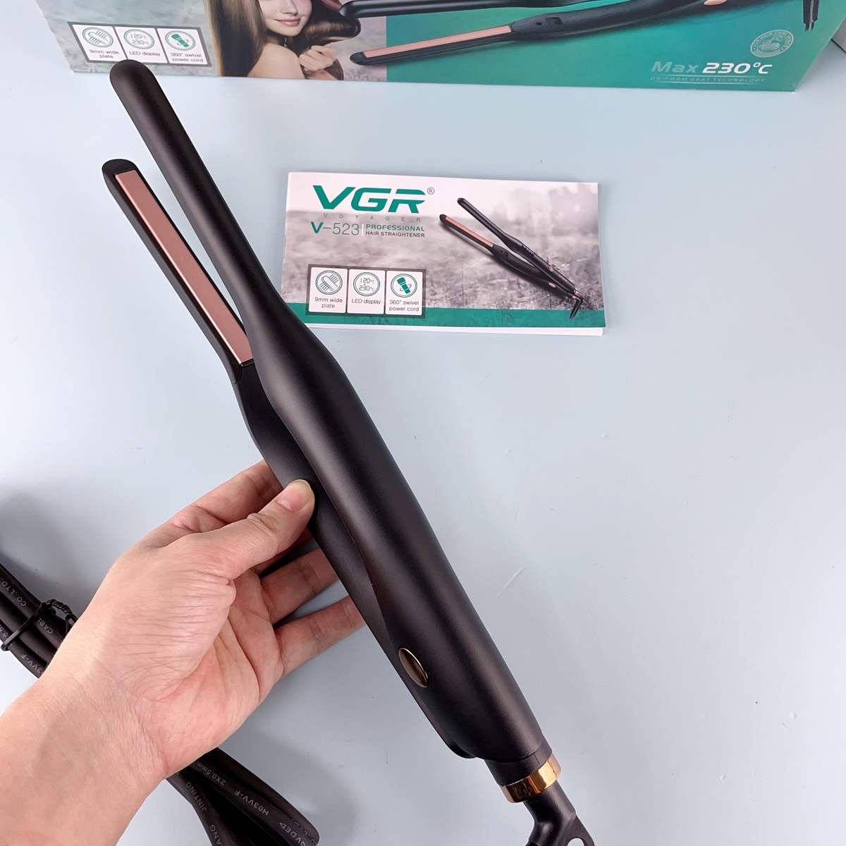 مكواة فرد الشعر VGR V-523 الأصلية الاحترافية - بألواح سيراميك، شاشة LCD للتحكم الدقيق، جهد عالمي 110-240V، تسخين فوري بتقنية PTC