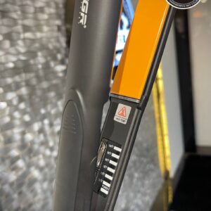 مكواة شعر VGR-500 الاحترافية - سيراميك بدرجة حرارة تصل إلى 1080 فهرنهايت، 5 إعدادات رقمية، لفرد وتجعيد الشعر بتقنية Uniform Heat، لون أسود/فضي